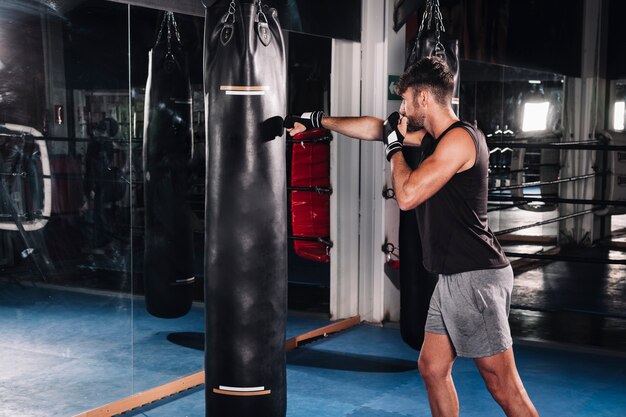 Hombre boxeando en gimnasio