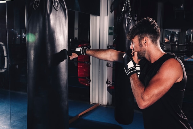 Hombre boxeando en gimnasio