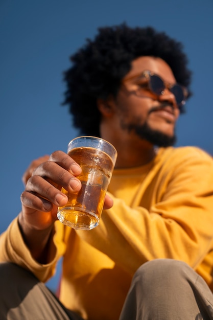 Hombre brasileño tomando guaraná al aire libre