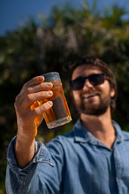 Hombre brasileño tomando guaraná al aire libre