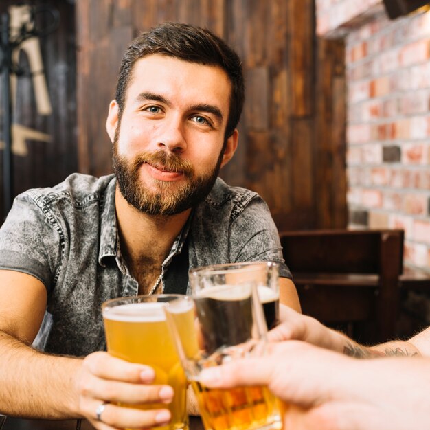 Hombre brindando anteojos alcohólicos