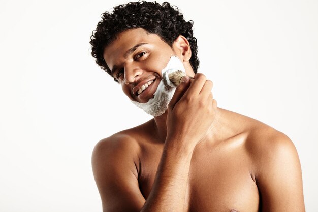 Hombre con brocha y espuma de afeitar