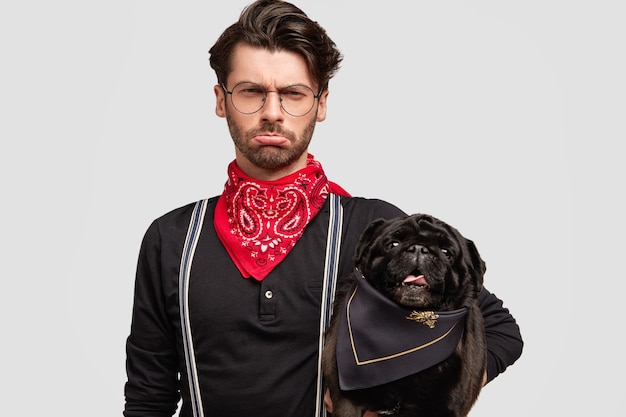 Foto gratuita hombre brunet elegante vestido con pañuelo rojo con perro