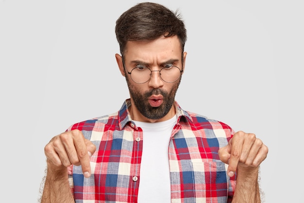 Hombre brunet con gafas redondas y camisa colorida