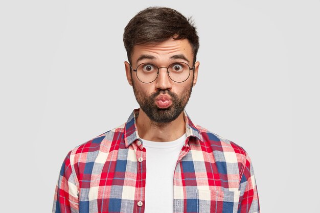 Hombre brunet con gafas redondas y camisa colorida