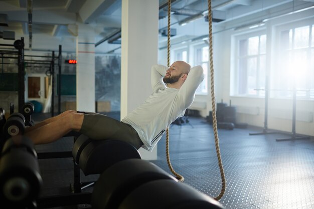 Hombre brutal haciendo ejercicio en el gimnasio