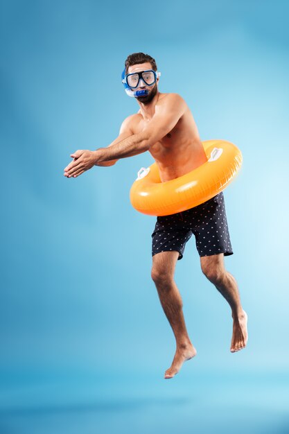 Hombre con buceo en círculo de natación