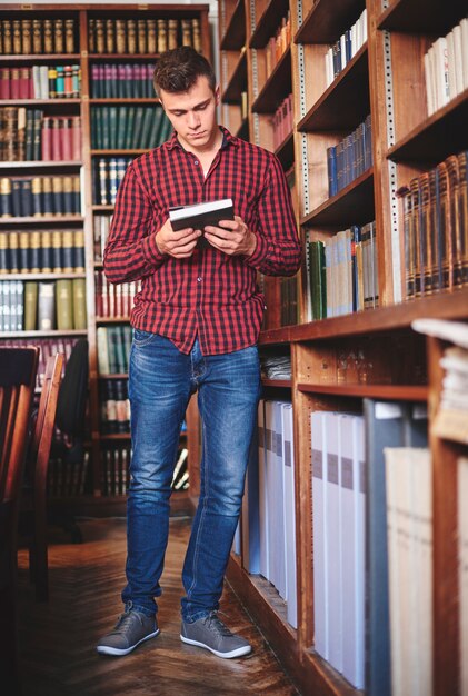 Hombre buscando material de estudio