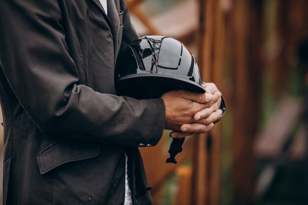 Hombre caballo sosteniendo su casco