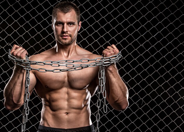 Hombre con cadenas en una valla