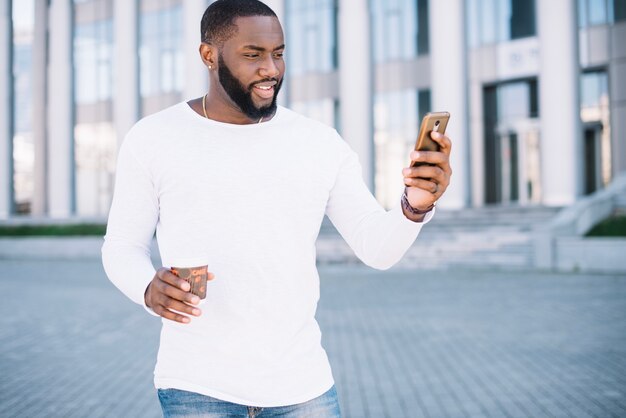 Hombre con café con smartphone