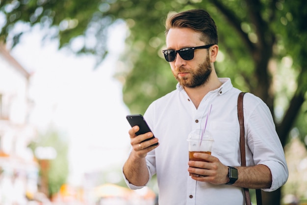 Hombre con café y teléfono