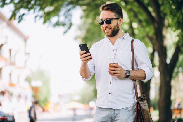 Hombre con café y teléfono