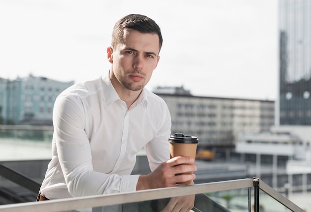 Hombre con café tiro medio