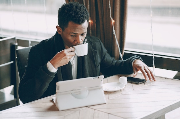 Hombre en el café