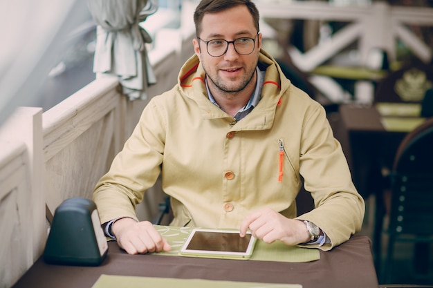 Hombre en una cafetería con una tablet