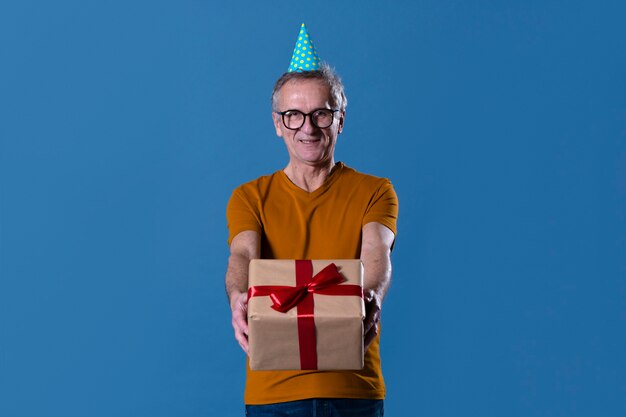 Hombre con caja de regalo