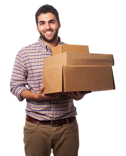 Foto gratuita hombre con cajas de cartón sonriendo