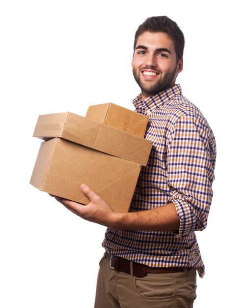 Hombre con cajas de cartón sonriendo