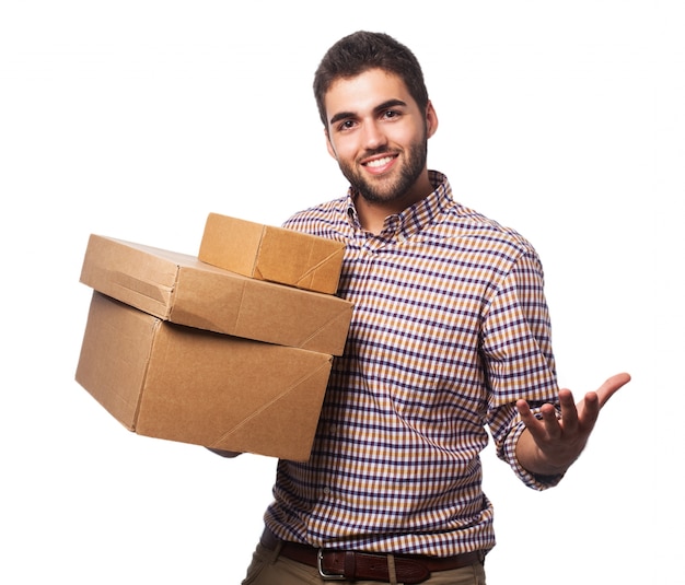 Hombre con cajas de cartón sonriendo