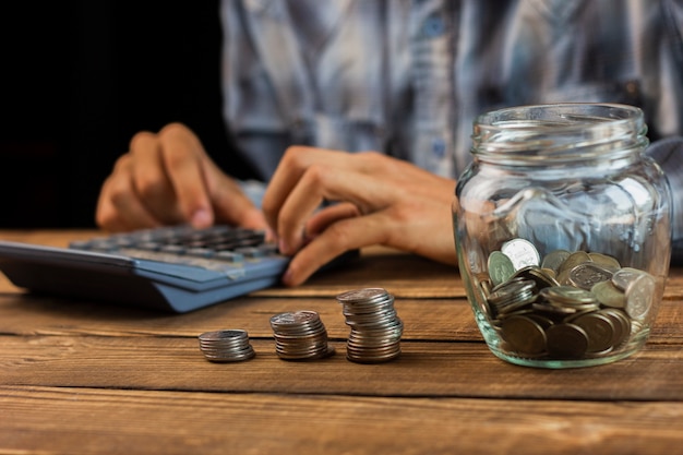 Foto gratuita hombre calculando ahorros mensuales