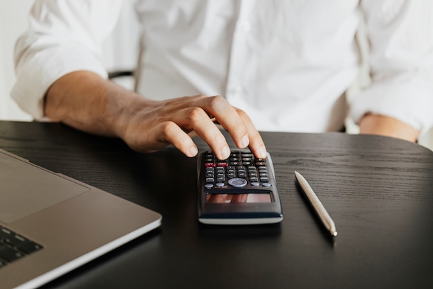 Hombre calculando sus ahorros durante la pandemia de COVID-19