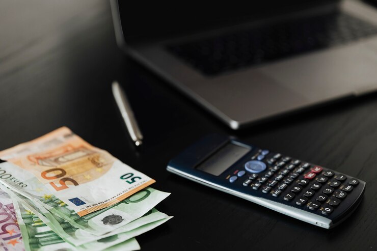 Foto gratuito hombre calculando sus ahorros durante la pandemia de covid-19