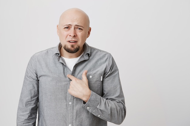 Hombre Calvo insultado apuntando a sí mismo