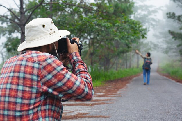 Un hombre con una cámara Día mundial del fotógrafo.