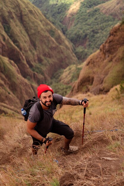 Un hombre camina haciendo senderismo en las montañas. bali