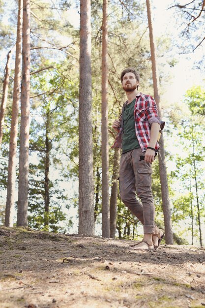 hombre caminando en el bosque