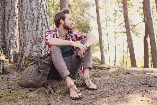 hombre caminando en el bosque