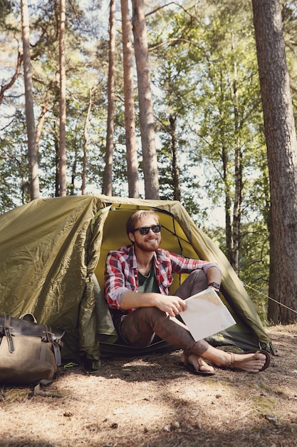 Foto gratuita hombre caminando en el bosque