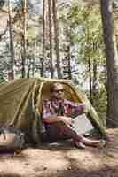 Foto gratuita hombre caminando en el bosque