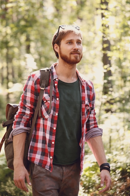 Foto gratuita hombre caminando en el bosque