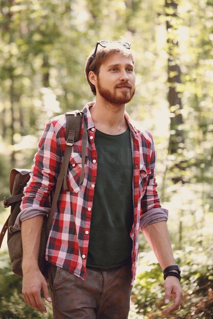 hombre caminando en el bosque