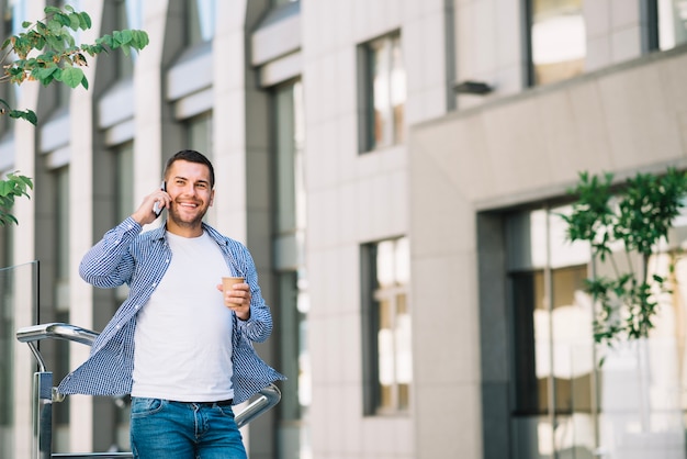 Hombre caminando y hablando por teléfono