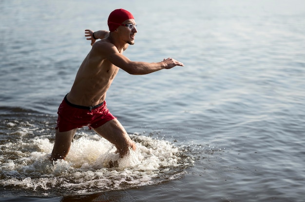 Foto gratuita hombre caminando en el lago