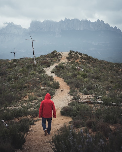 Hombre caminando en la montaña