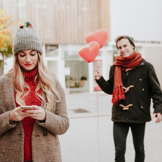 Foto gratuita hombre caminando a la mujer con globos