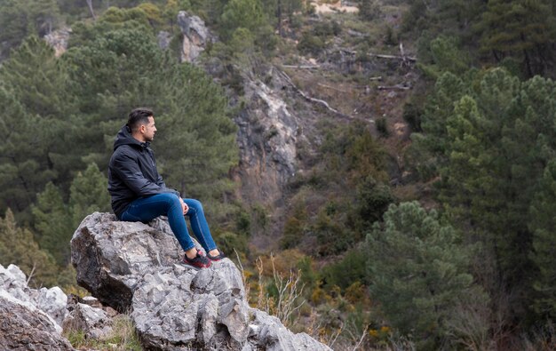 Hombre caminando en la naturaleza