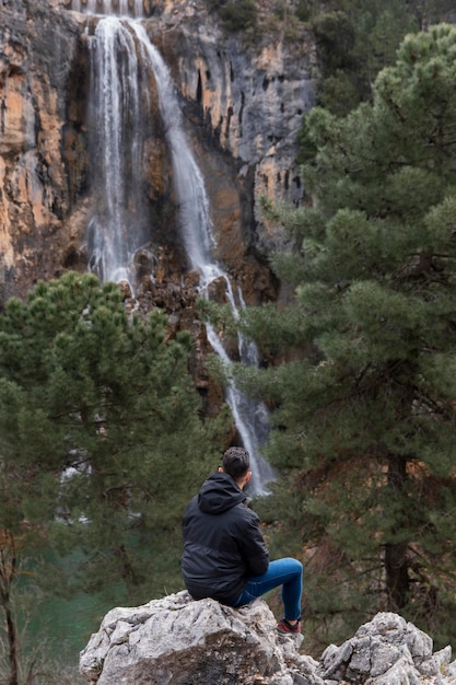 Foto gratuita hombre caminando en la naturaleza