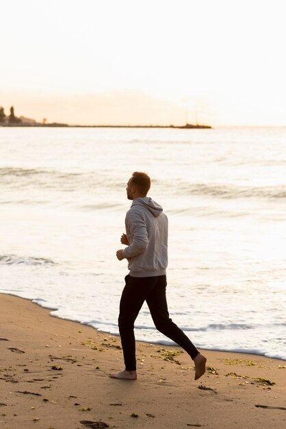 Hombre caminando por la playa