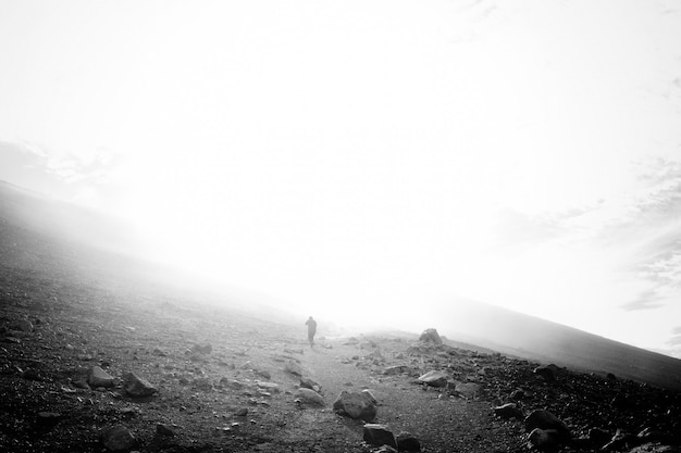 Hombre caminando a través de la niebla