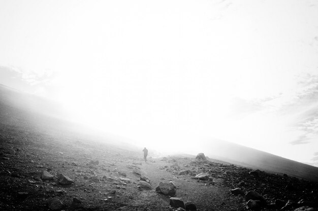 Hombre caminando a través de la niebla