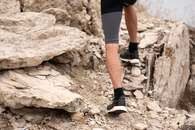 Hombre caminando a través de rocas en la naturaleza