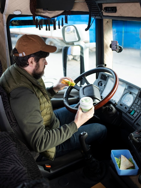 Foto gratuita hombre en camión con comida de alto ángulo