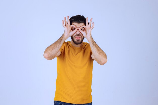 Hombre de camisa amarilla mirando hacia el futuro.