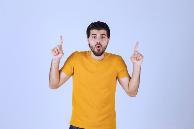 El hombre con camisa amarilla parece asustado y emocionado.