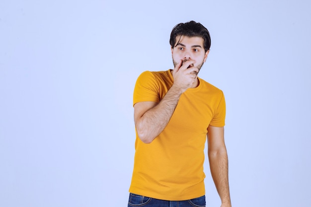 El hombre con camisa amarilla parece asustado y emocionado